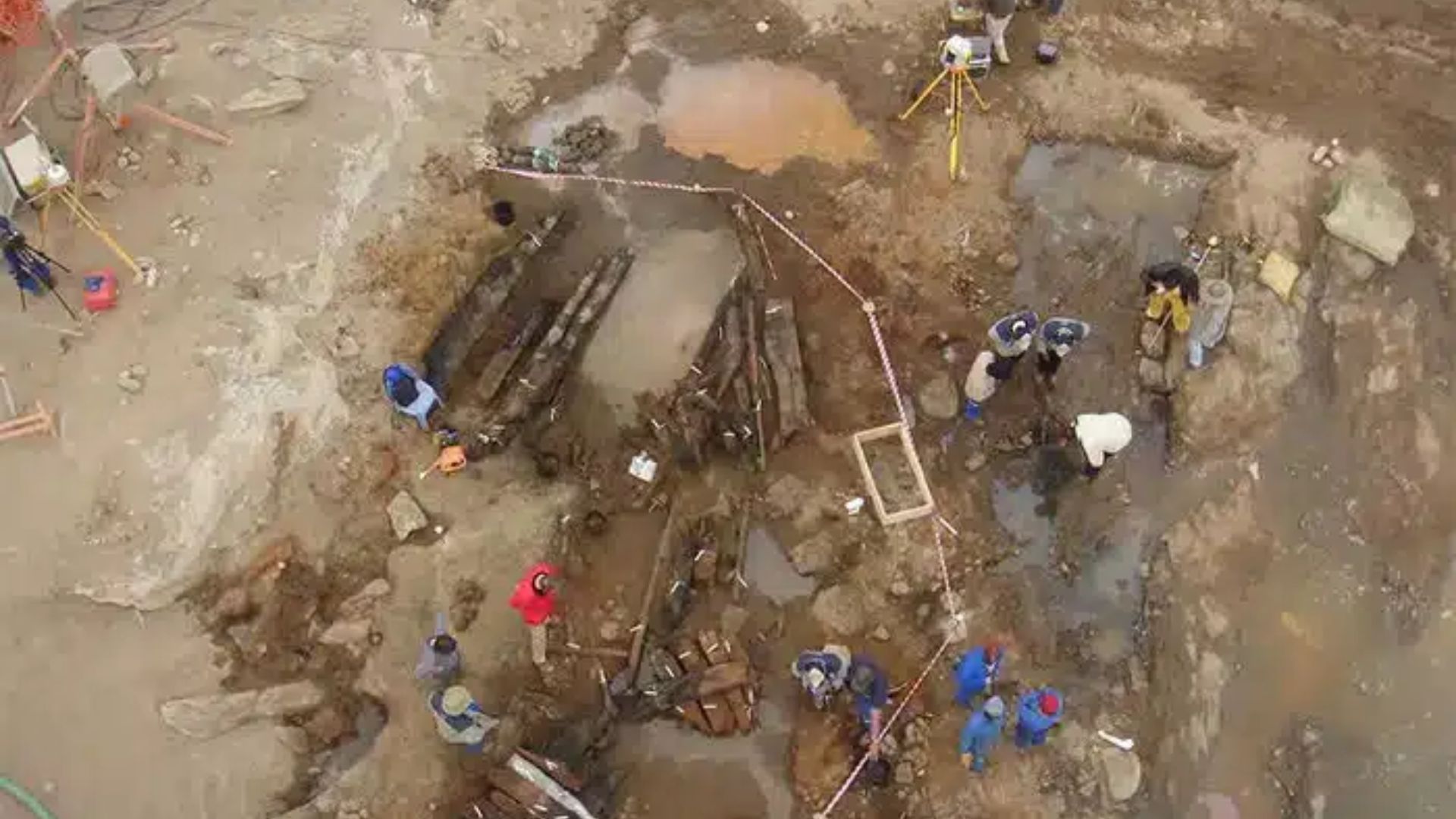 Bangkai kapal Bom Jesus, yang secara tidak sengaja digali pada tahun 2008, berisi banyak harta karun, termasuk koin emas dan batangan tembaga. (Ashley Coutu)