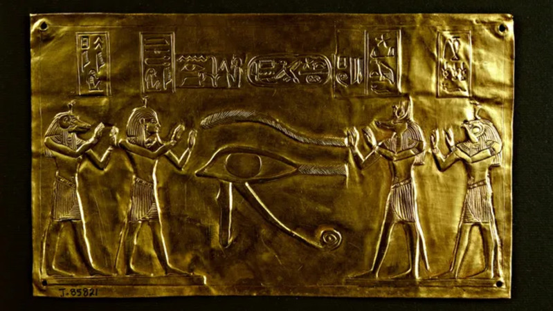 Mata Horus terukir pada lempengan emas.   (Kredit gambar: DEA / S. VANNINI via Getty Images)