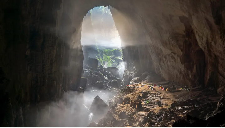 Hang Son Doong membentang sepanjang lebih dari 3 mil (5 km) dan setinggi 660 kaki (200 m).