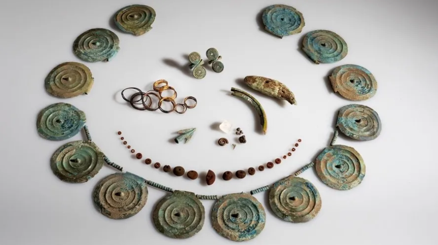 Timbunan Zaman Perunggu termasuk kalung yang terbuat dari cakram perunggu berduri, cincin, manik-manik ambar, mata panah, dan gigi beruang.