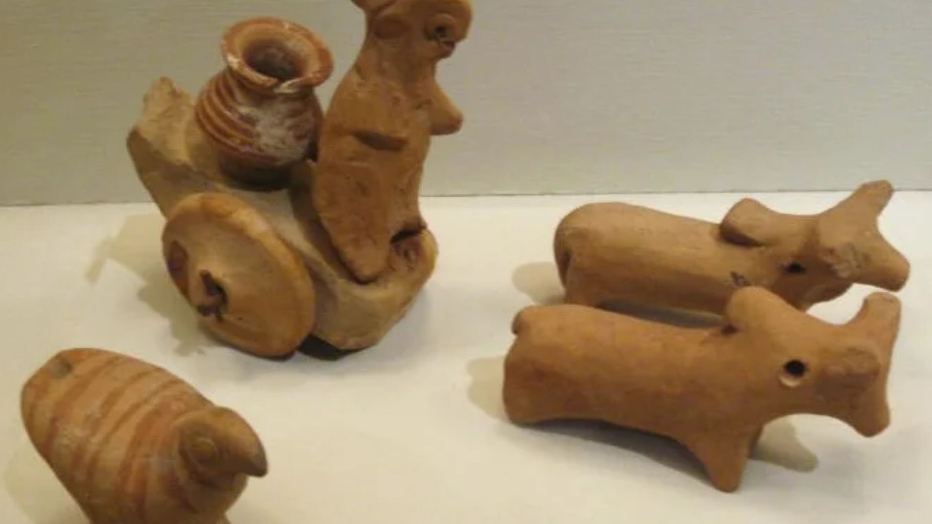 Patung terakota Harappan (credit : Trish Mayo Creative Commons Attribution ShareAlike 3.0 (Generic))