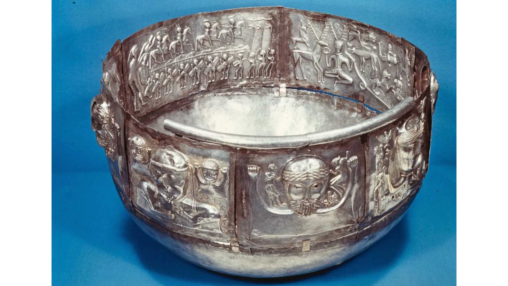 bejana perak yang menggambarkan binatang dan dewa, abad ke-1 SM; di Museum Nasional Denmark, Kopenhagen. (credit : Nationalmuseet, Lennart Larsen Creative Commons Attribution ShareAlike 3.0 (Generic))