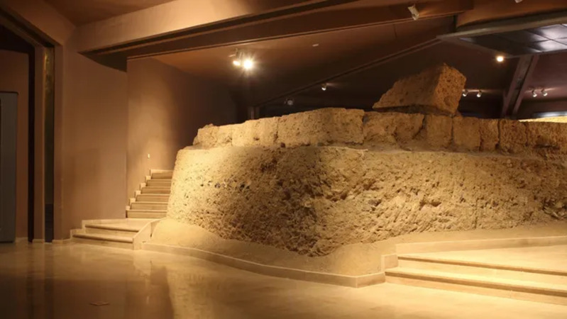 Sisa-sisa kuil atau tempat suci yang terletak di atas Makam I, di atas sebuah tumulus di Yunani. (Kredit gambar: ai-ivanov/Shutterstock)