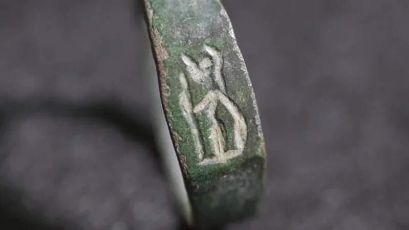 Cincin era Romawi tersebut menggambarkan dewi Romawi Minerva, yang memegang perisai di satu tangan dan tombak di tangan lainnya. (Kredit gambar: Emil Aladjem/Israel Antiquities Authority)