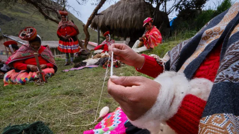 Perempuan Quechua di Andes memintal wol alpaka dan menenun kain tradisional. (Kredit gambar: Getty Images)