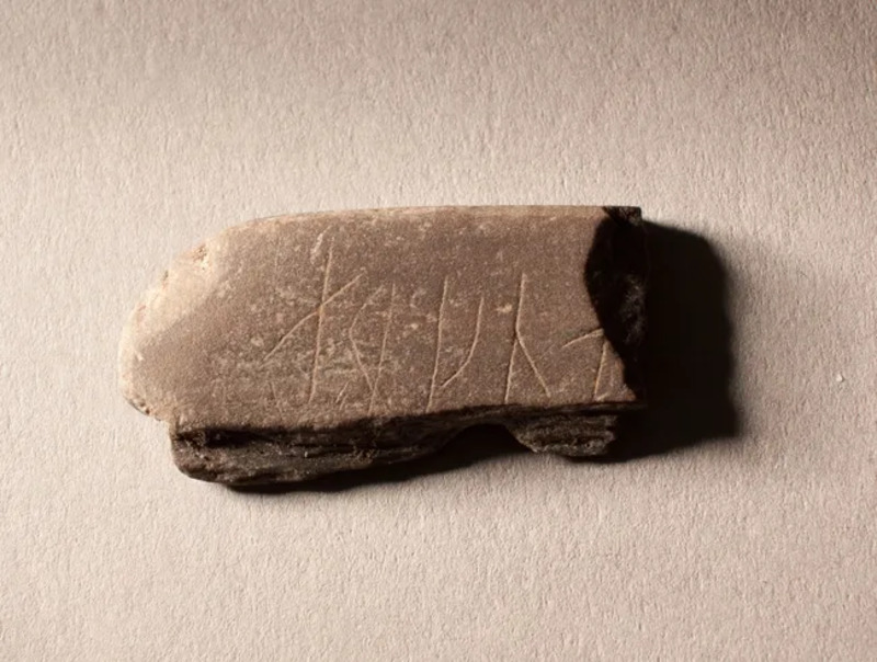 Batu asah ini (batu yang digunakan untuk mengasah pisau) memiliki ukiran huruf yang dikenal sebagai rune. (Kredit gambar: Karen Langsholt Holmqvist/NIKU)