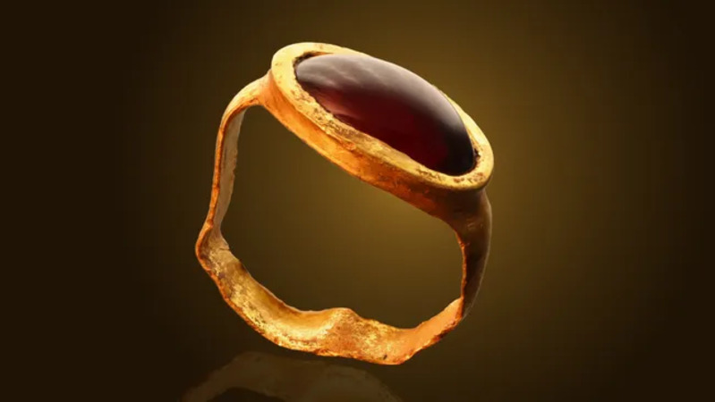 Cincin emas berusia 2.300 tahun yang bertahtakan batu permata merah ditemukan di Kota David, sebuah situs arkeologi di Israel. (Kredit gambar: Eliyahu Yanai, Kota David)