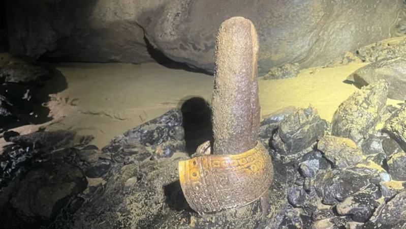 Sekitar 500 tahun yang lalu, seseorang meletakkan gelang kerang di stalagmit di sebuah gua Meksiko. (Kredit gambar: Katiya Pavlova)