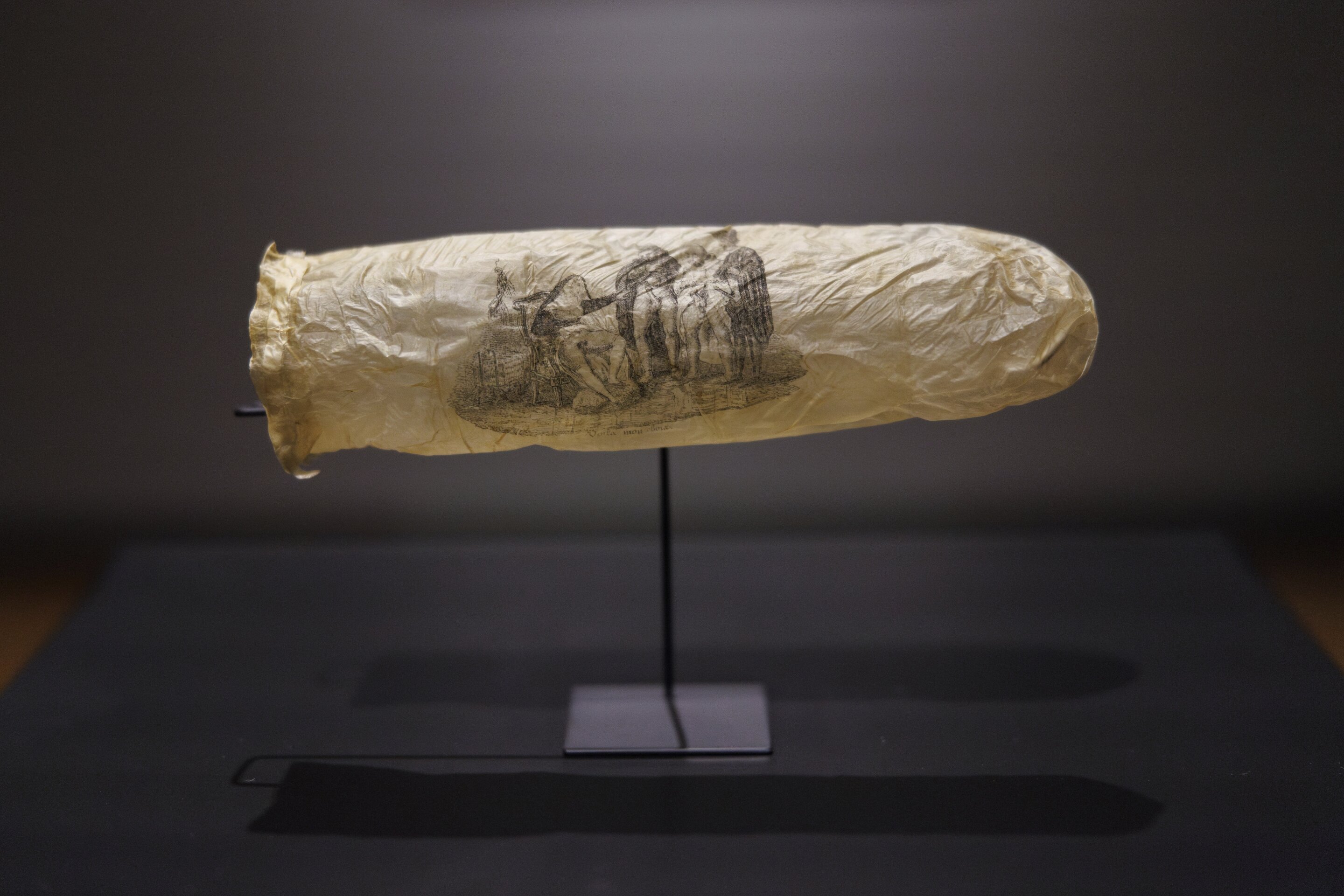 Gambar yang disediakan oleh Rijksmuseum ini menunjukkan kondom bermotif, sekitar tahun 1830, yang dipajang di Rijksmuseum Amsterdam.