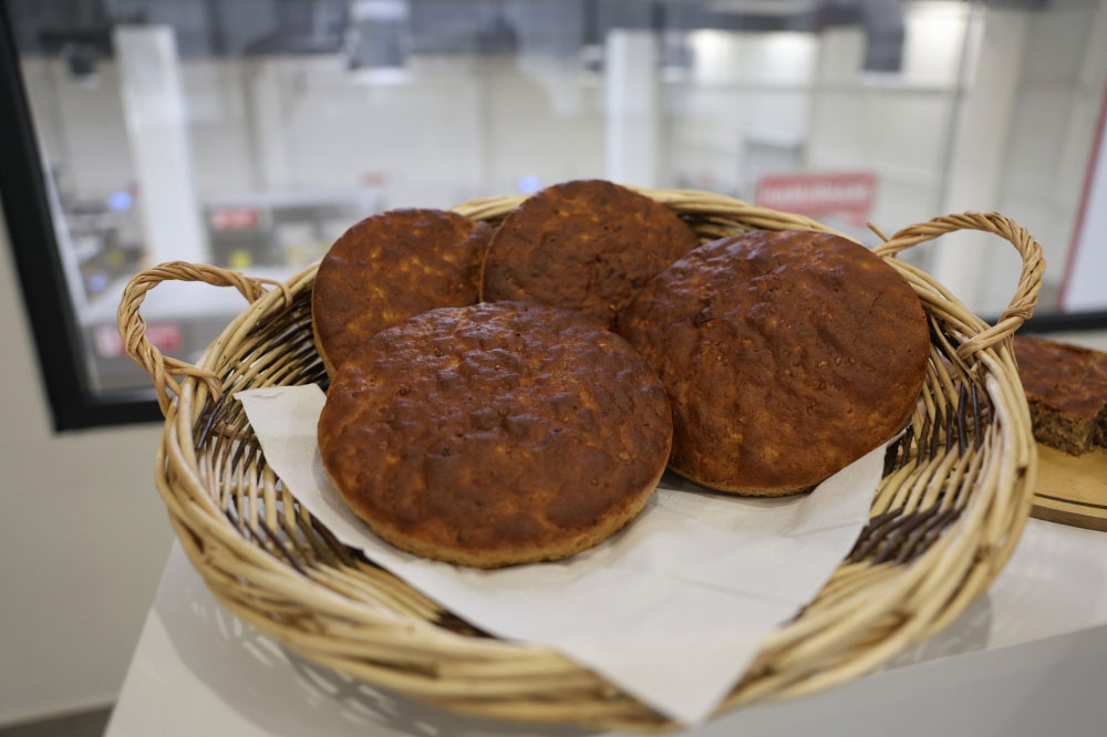 Roti modern diproduksi menggunakan bahan-bahan yang sama dengan roti kuno