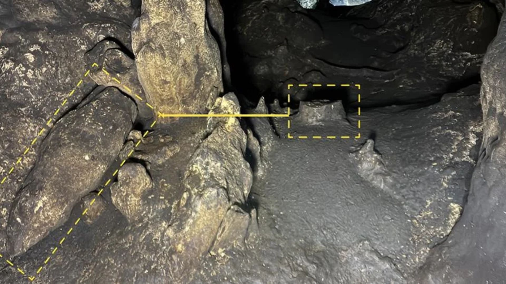 Stalagmit besar dipotong dan diendapkan kembali untuk memudahkan transit melalui bagian dalam gua. (credit: University of Alicante)