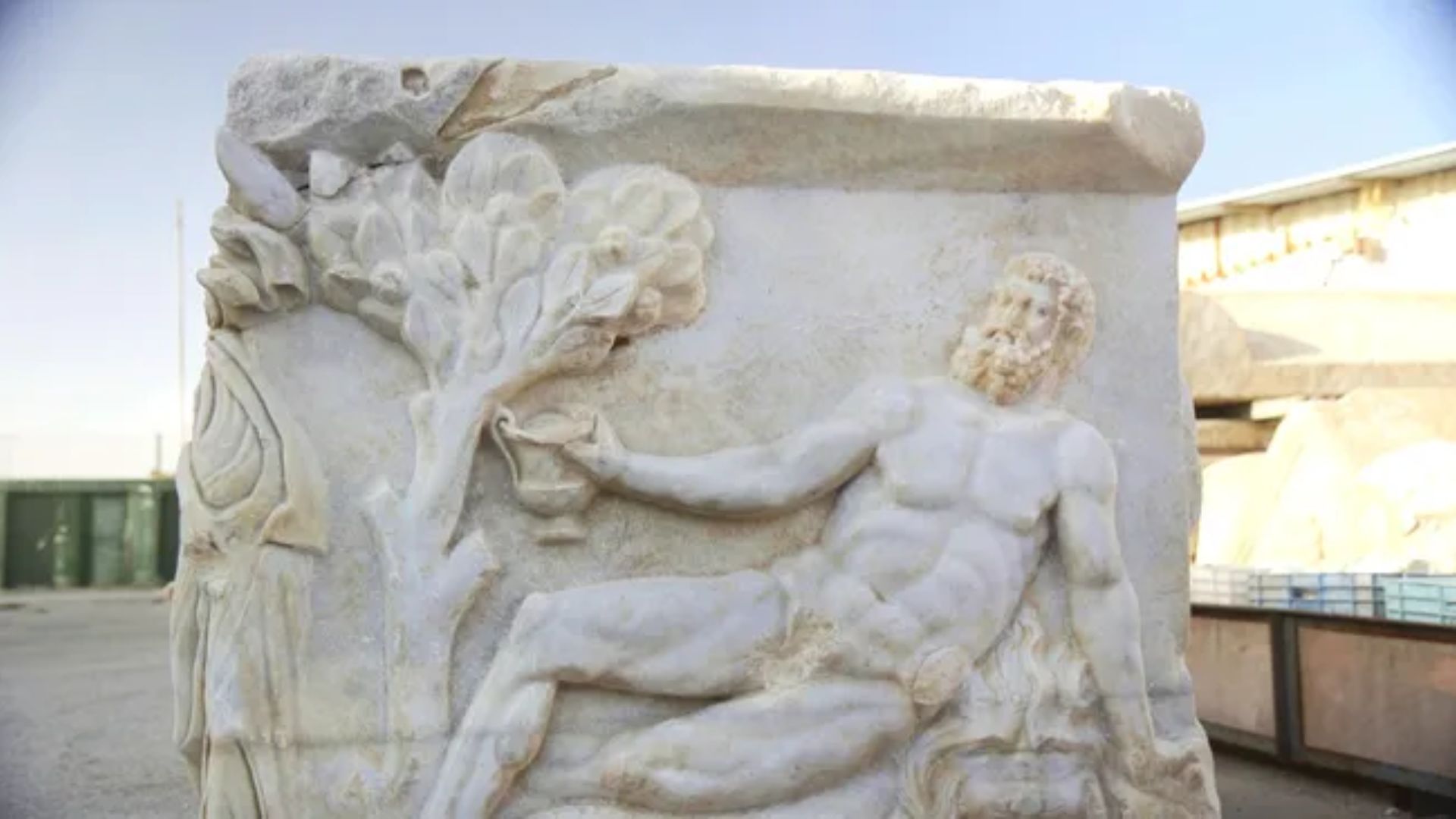 Di sisi sarkofagus yang utuh ini, Hercules berbaring di atas kulit singa setelah kalah dalam kontes minum melawan Dionysus. (credit : Emil Aladjem/Israel Antiquities Authority)