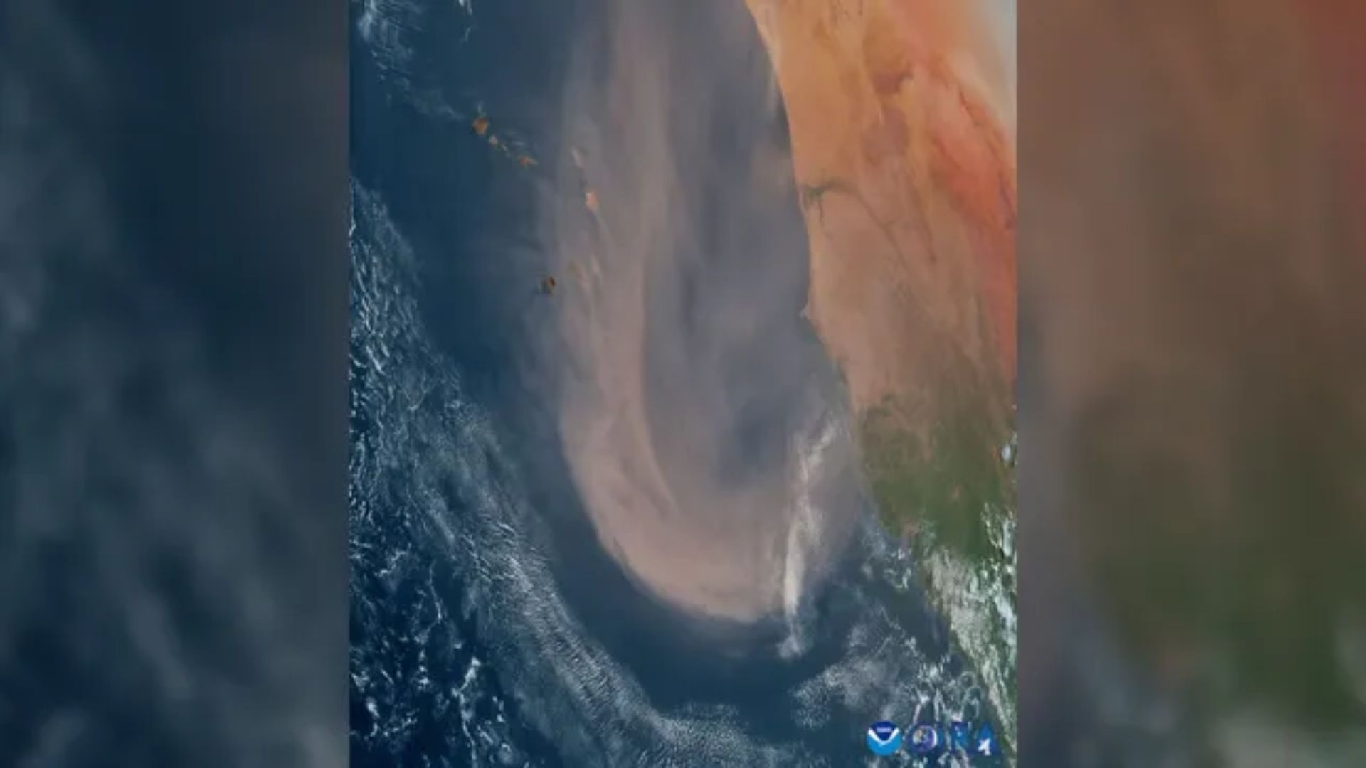 Sebuah awan debu Sahara yang besar mulai berhembus melintasi Samudra Atlantik (credit: NOAA/CIRA)