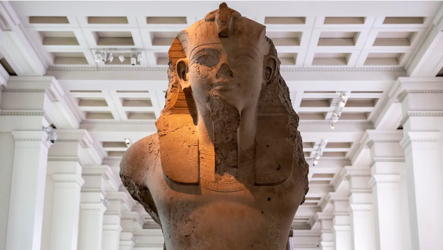 Patung raksasa Ramses II, yang memerintah Mesir kuno selama sekitar 66 tahun.