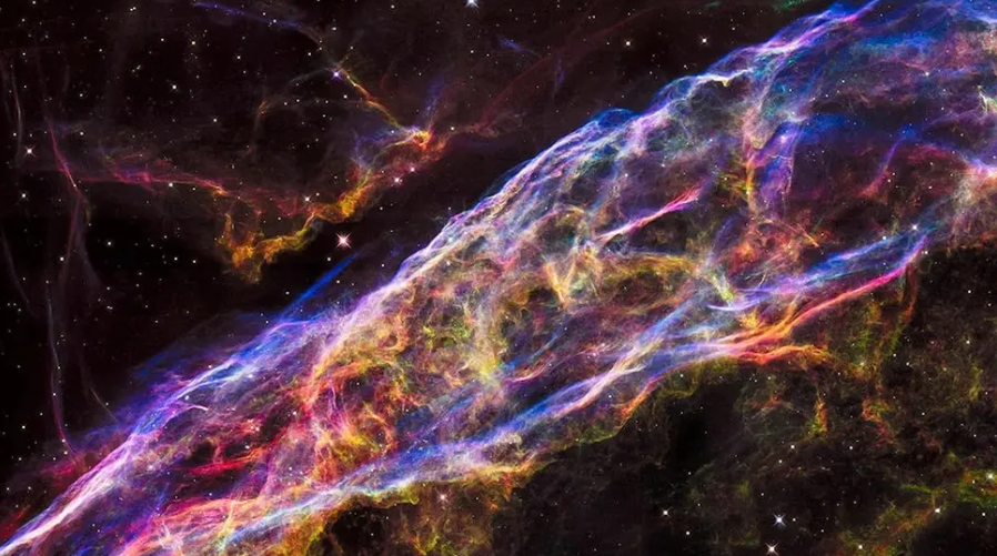 Banyak atom berat yang terbentuk dari ledakan supernova, yang sisa-sisanya tampak pada foto ini.