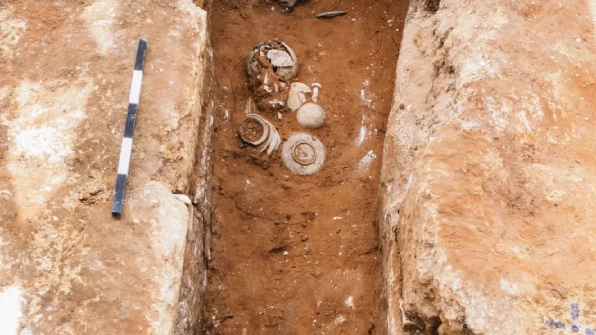 Arkeolog menemukan artefak perunggu dalam tumpukan di tepi kuburan. Artefak tersebut mungkin merupakan indikasi status tinggi almarhum.(credit: Assaf Peretz/Israel Antiquities Authority)