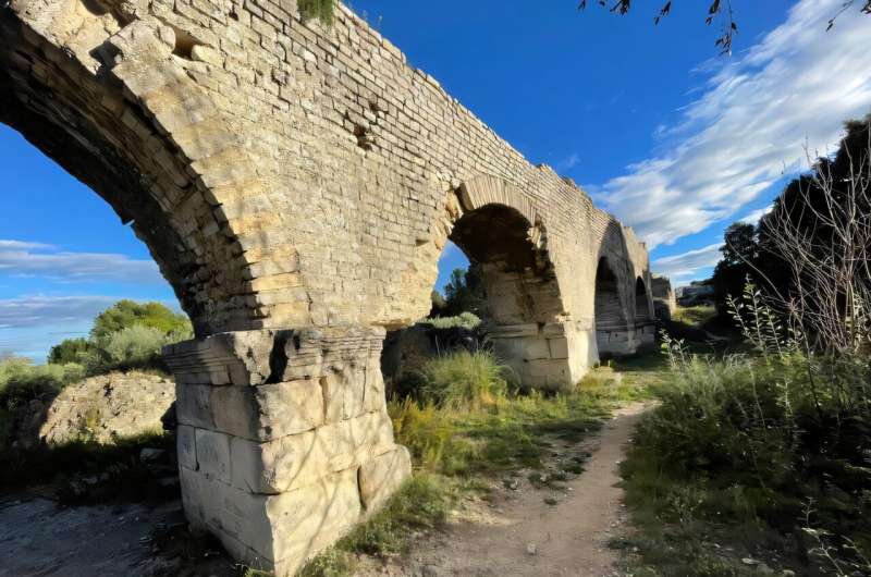 Jembatan saluran air Romawi di Arles.