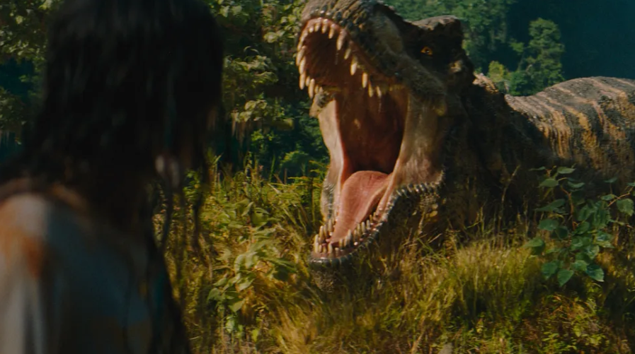 Aktor Luna Blaise menghadapi Tyrannosaurus rex yang ganas dalam "Jurassic World Rebirth," yang disutradarai oleh Gareth Edwards.