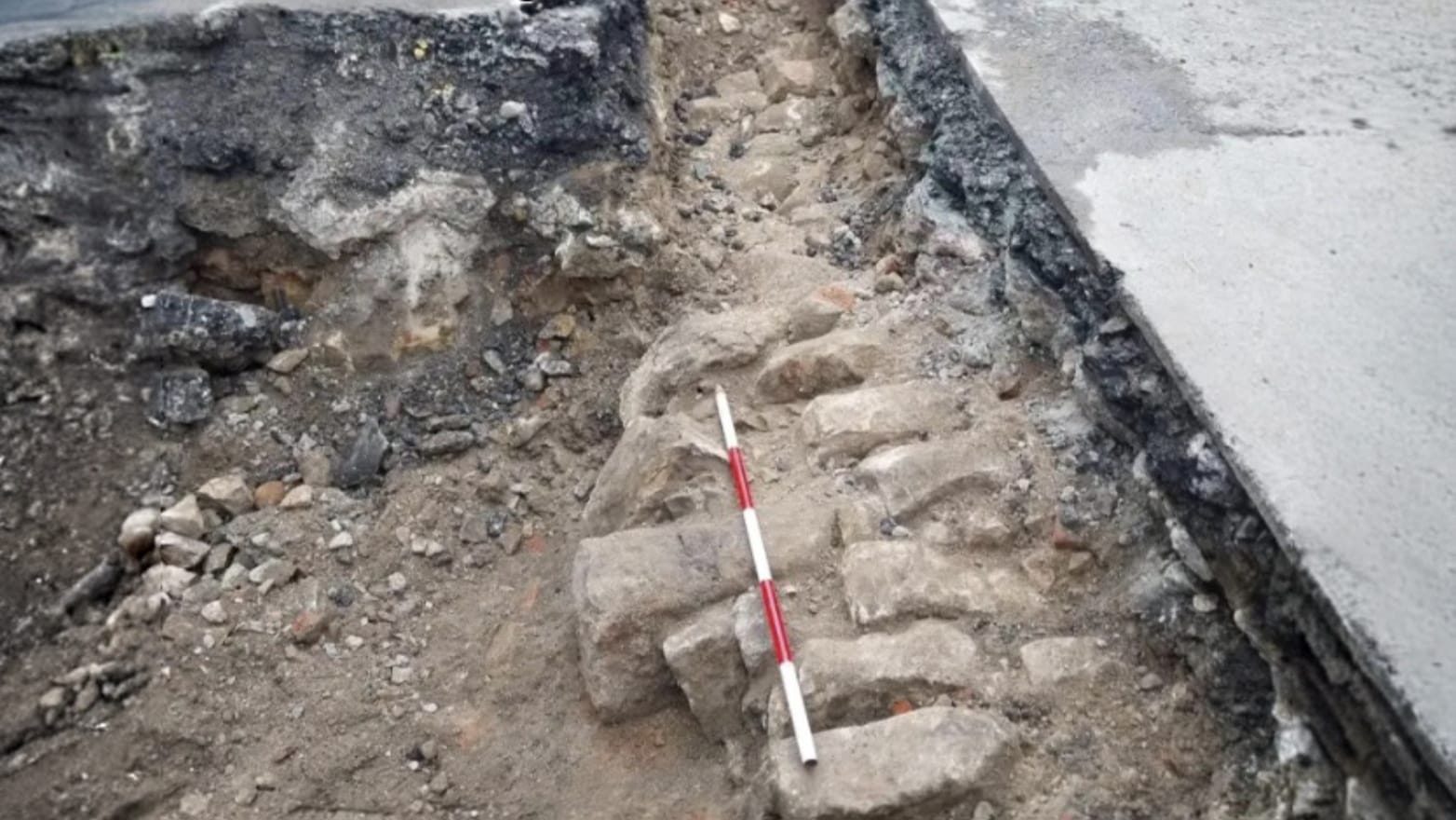 Temuan ini diyakini sebagai sisa -sisa Rumah Sakit St. Leonard - dibangun antara abad ke -12 dan ke -13. (nypost)