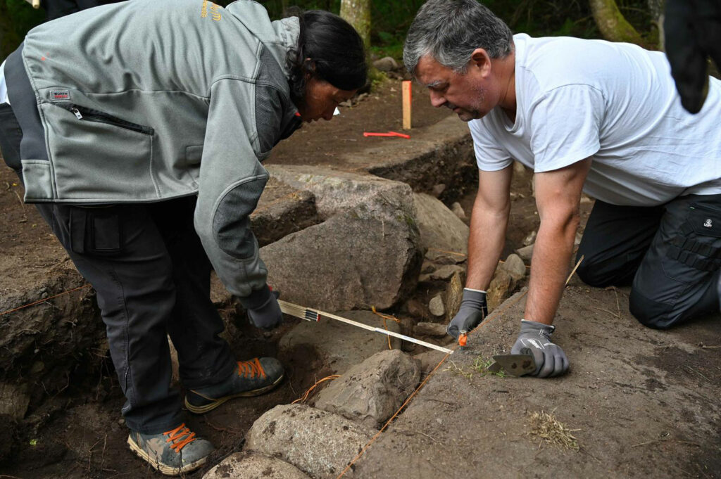 Audrey Blanchard dari Archeodonum dan Jean Noel Guyodo dari Universitas Nantes selama penggalian Le Plasker.