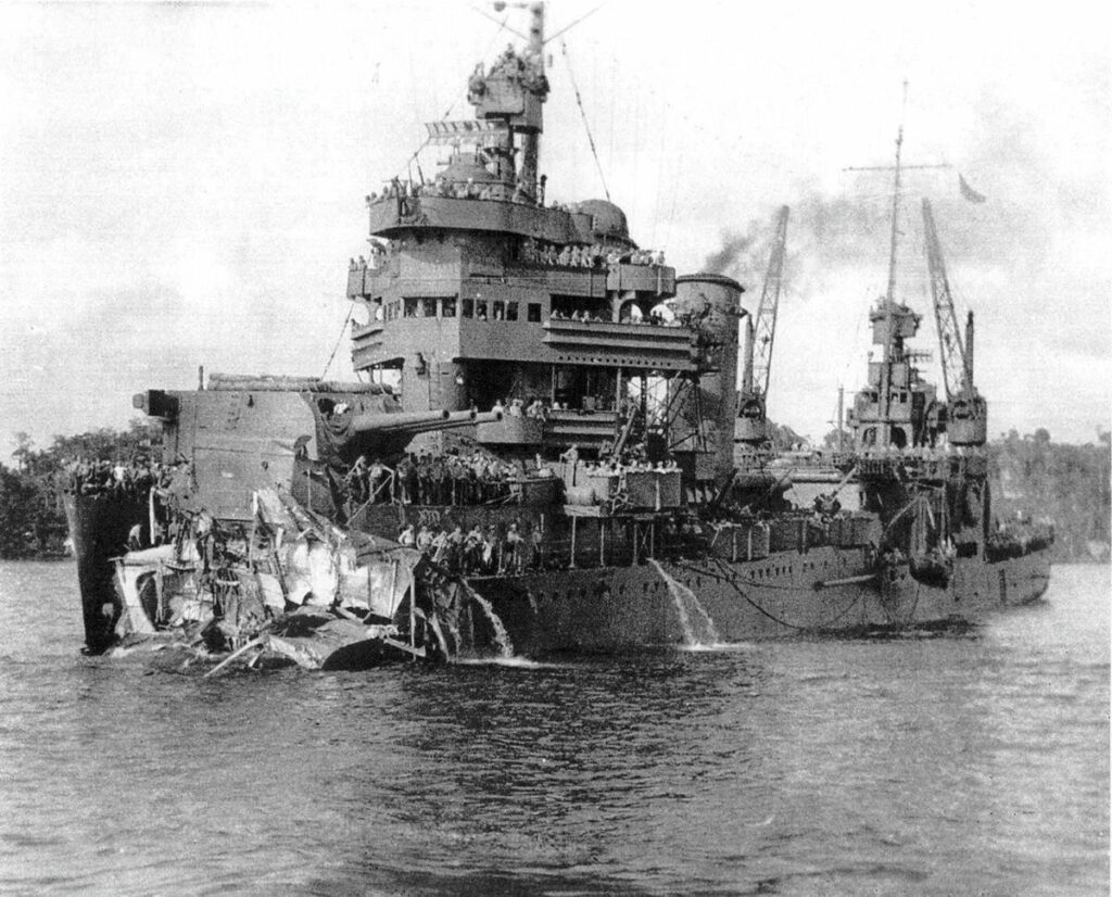 Foto arsip USS New Orleans di Pelabuhan Tulagi, kehilangan haluannya setelah ledakan