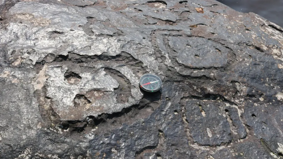 Wajah-wajah manusia yang diukir di bebatuan di dasar Sungai Negro hanya muncul saat musim kemarau panjang.