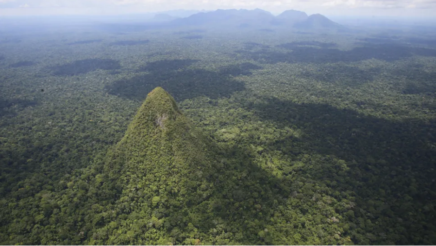 Cerro El Cono terisolasi dari pegunungan di dekatnya dan memiliki bentuk yang tidak biasa.