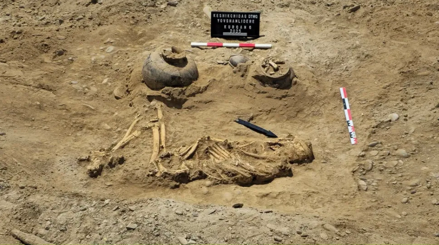 Para arkeolog memperkirakan pria yang dikubur di makam kuno itu memiliki tinggi lebih dari 6 kaki, 7 inci ketika dia masih hidup.