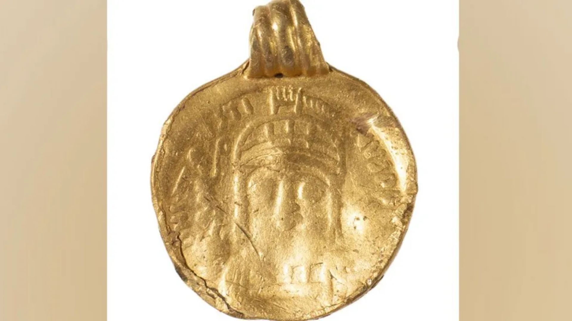 Liontin koin emas berkualitas tinggi berdiameter 19,6 mm (0,7 inci) adalah bukti pertama "kelompok elit" di wilayah Thaxted pada abad ke-6 (credit: Colchester and Ipswich Museum Services)