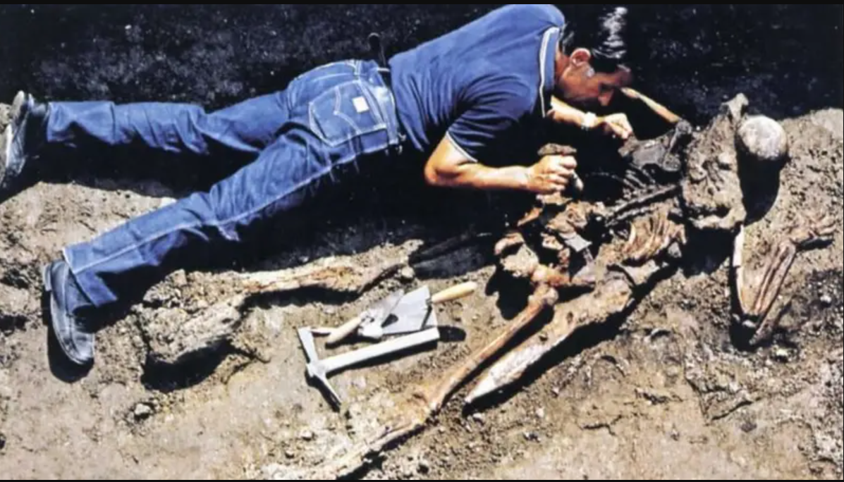 Kerangka tersebut, yang awalnya dianggap sebagai sosok prajurit biasa, merupakan salah-satu dari sekitar 300 kerangka yang ditemukan di Herculaneum pada 1980-an.