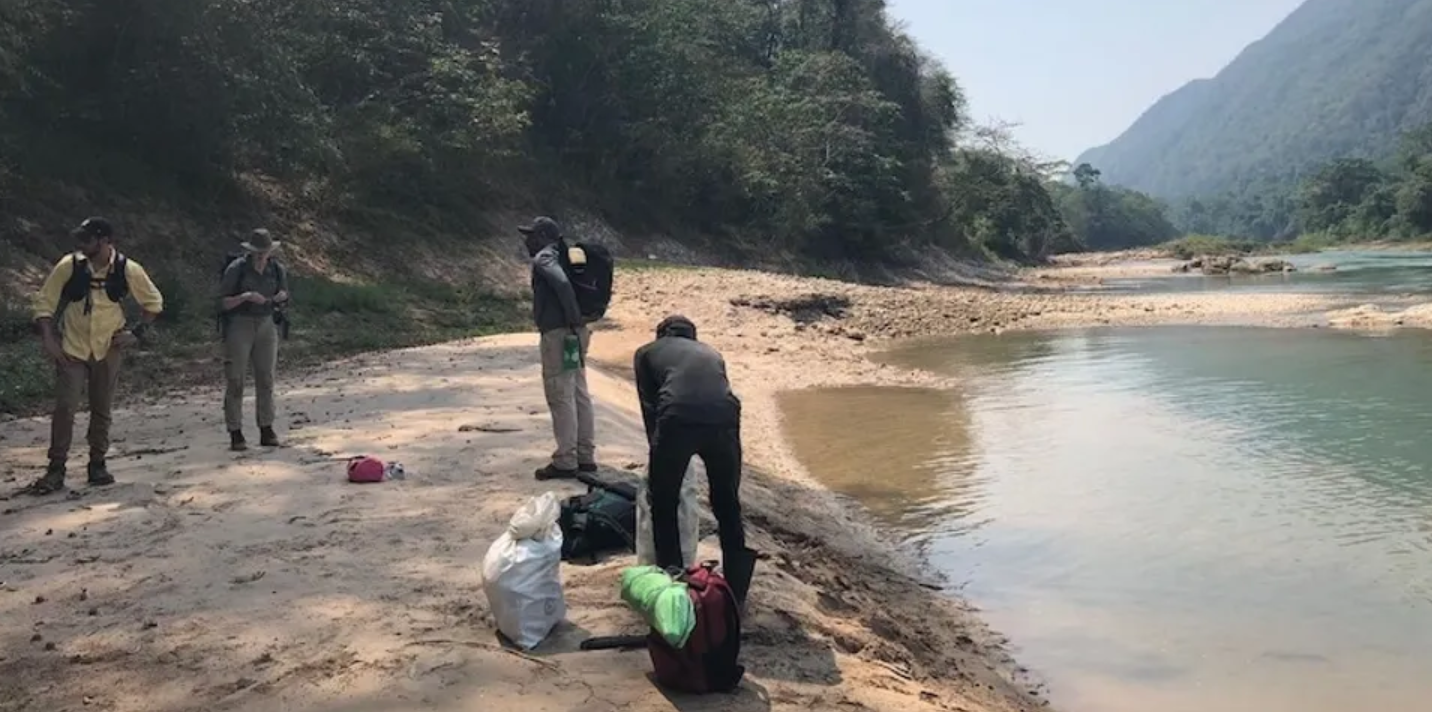 Para peneliti menjelajahi Cagar Alam Montes Azules, kawasan lindung alam di negara bagian Chiapas, Meksiko, untuk menemukan benteng kuno Maya yang berusia berabad-abad.