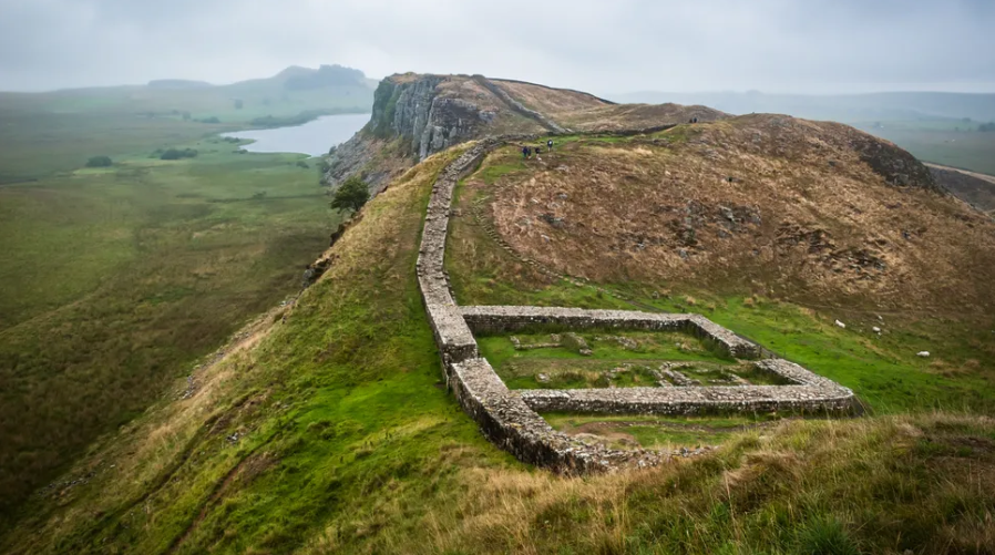 Sisa-sisa milastel 39 di sepanjang Tembok Hadrian di Northumberland, Inggris