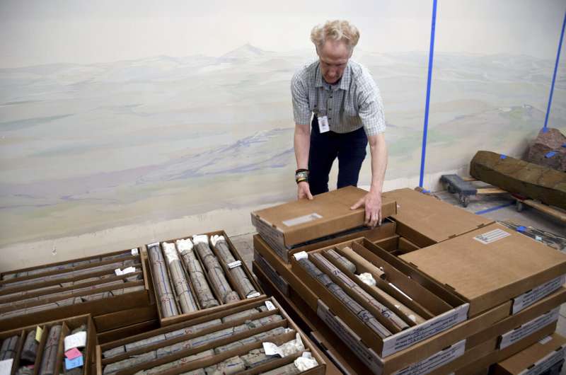 Ahli geologi James Hagadorn menutup kotak sampel batuan inti di Museum Alam & Sains Denver pada 9 Juli 2025.
