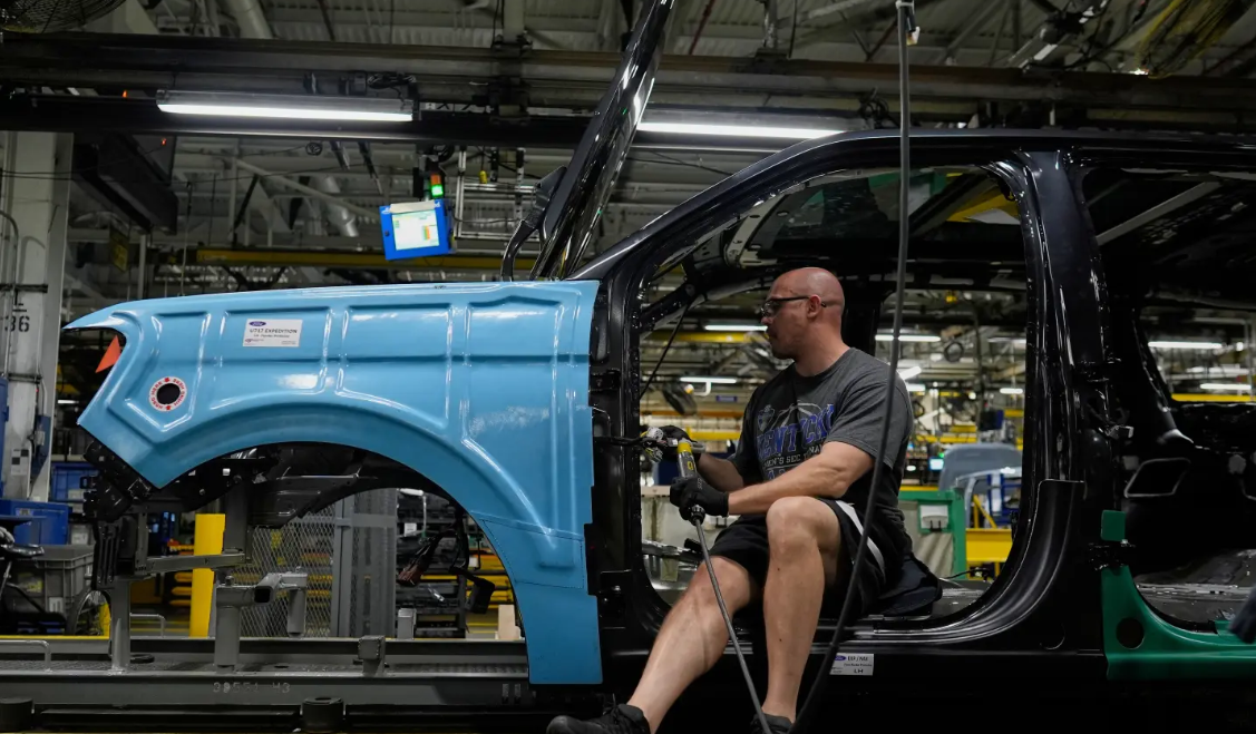 Ford berencana untuk mulai meluncurkan keluarga baru kendaraan listrik yang terjangkau pada tahun 2027, termasuk truk pickup menengah dengan harga mulai target $30.000.