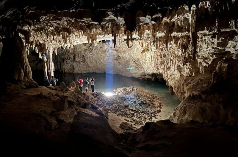 Wisatawan menjelajahi
