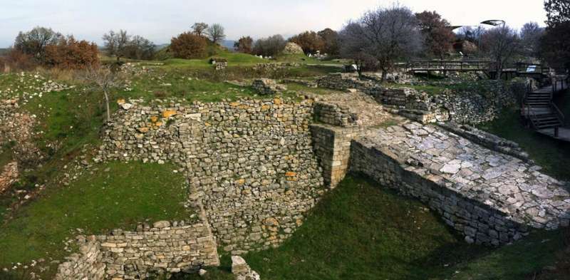 Fondasi batu kapur benteng Troy dari zaman perunggu awal (c. 2350SM) di Anatolia barat laut, Turki.