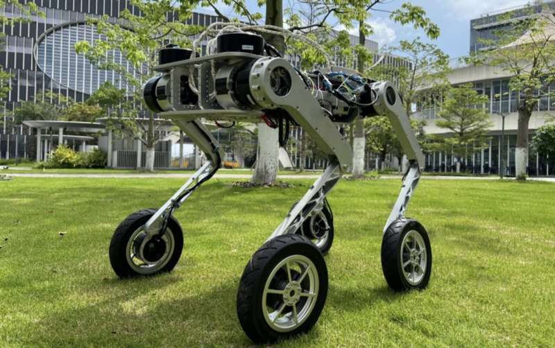 FLORES, robot beroda yang baru dikembangkan tim.