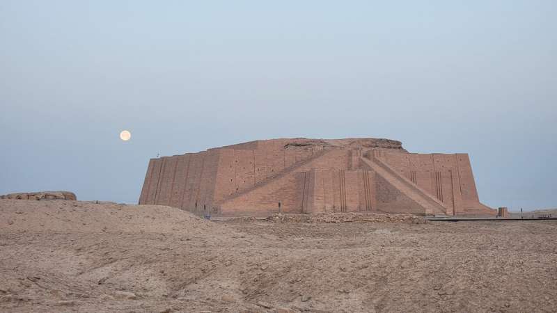 Ziggurat Agung Ur didedikasikan untuk dewa bulan. Ziggurat adalah struktur masif khas Mesopotamia. Bangsa Sumeria percaya bahwa para dewa tinggal di kuil di puncak ziggurat.