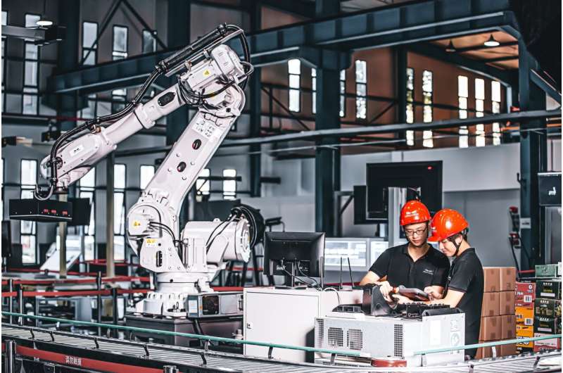 AI mendeteksi cacat dalam proses manufaktur pabrik pintar bahkan ketika kondisi berubah