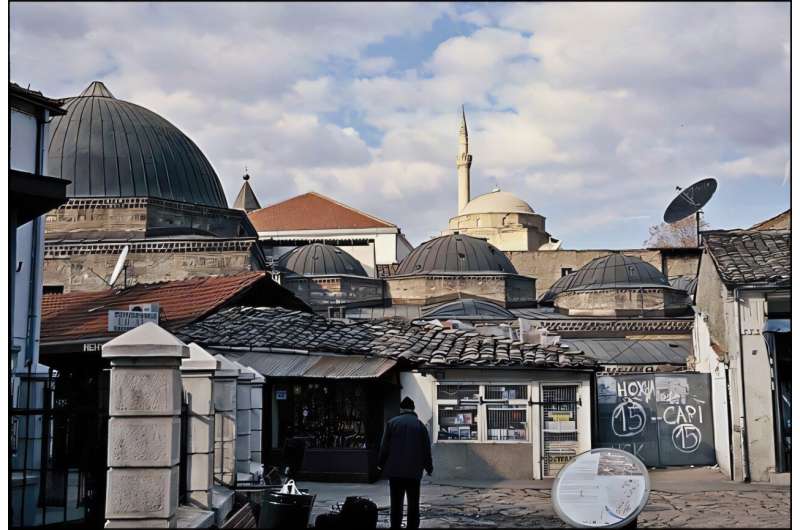 Dibangun pada abad ke-15 oleh Isa Bey, hammam ini terletak di tengah-tengah Pasar Lama Skopje, antara Masjid Murat Pasha dan Penginapan Suli.