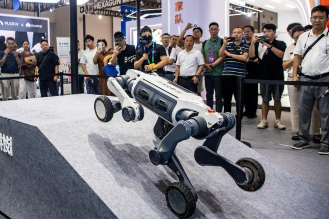 Sebuah robot membuat kopi untuk pengunjung di ajang Pameran Industri Pintar Dunia (World Smart Industry Expo/WSIE) 2025 di Chongqing