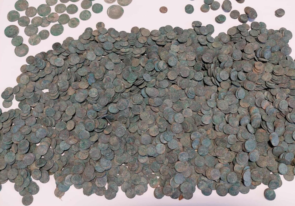 Grzegorz Panek discovers the first coins.