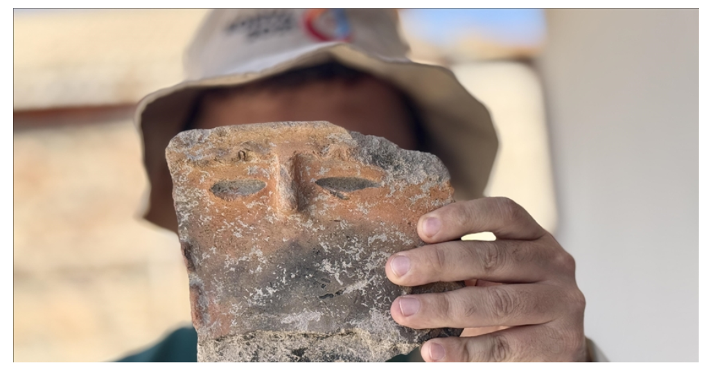 5,000-year-old pottery fragment from G&ouml;kh&ouml;y&uuml;k, T&uuml;rkiye, featuring detailed human facial features with almond-shaped eyes, arched eyebrows, and a prominent nose.