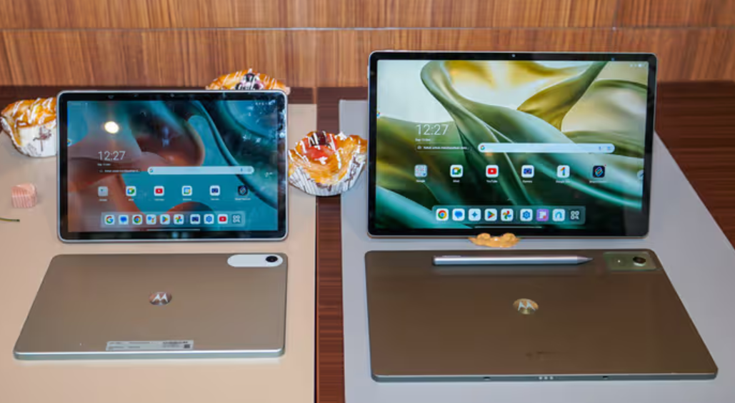 Tampilan dari tablet Moto Pad 60 series. Moto Pad 60 Lite (kiri) dan Moto Pad 60 Pro (kanan).
