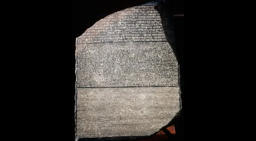 Rosetta Stone berisi teks dalam tiga bahasa dan menjadi kunci untuk memahami tulisan demotik dan hieroglif. (Image credit: Photos.com via Getty Images)
