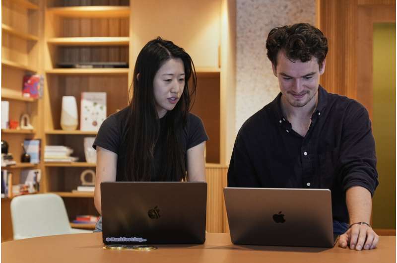 Manajer produk kode Claude Cat Wu, kiri, dan Alex Albert, kepala hubungan Claude, bekerja di dalam kantor pusat Anthropic di San Francisco, Rabu, 27 Agustus 2025.