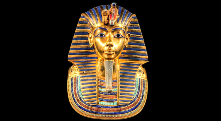 Raja Tutankhamun, yang topeng penguburannya terlihat di sini, memerintah Mesir kuno menuju awal Kerajaan Baru. (Image credit: jarino47/Getty Images)