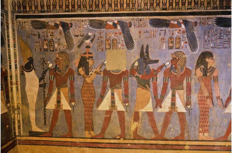 Artefak yang dipugar terlihat di makam Amenhotep III, yang memerintah Mesir kuno antara tahun 1390 SM dan 1350 SM, di Lembah Para Raja di kota selatan Luxor, Mesir.