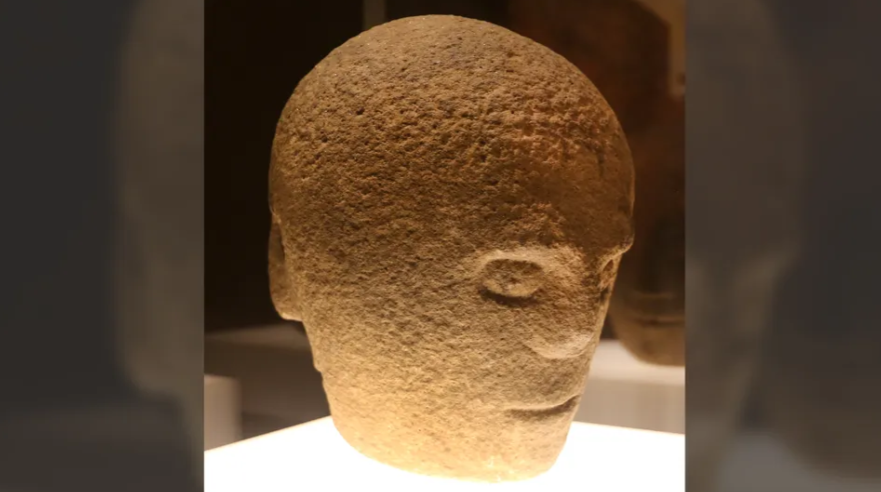 Corleck Head adalah patung batu bermuka tiga dari Irlandia kuno. (Image credit: Wikimedia Commons (Sailko, CC BY 3.0))