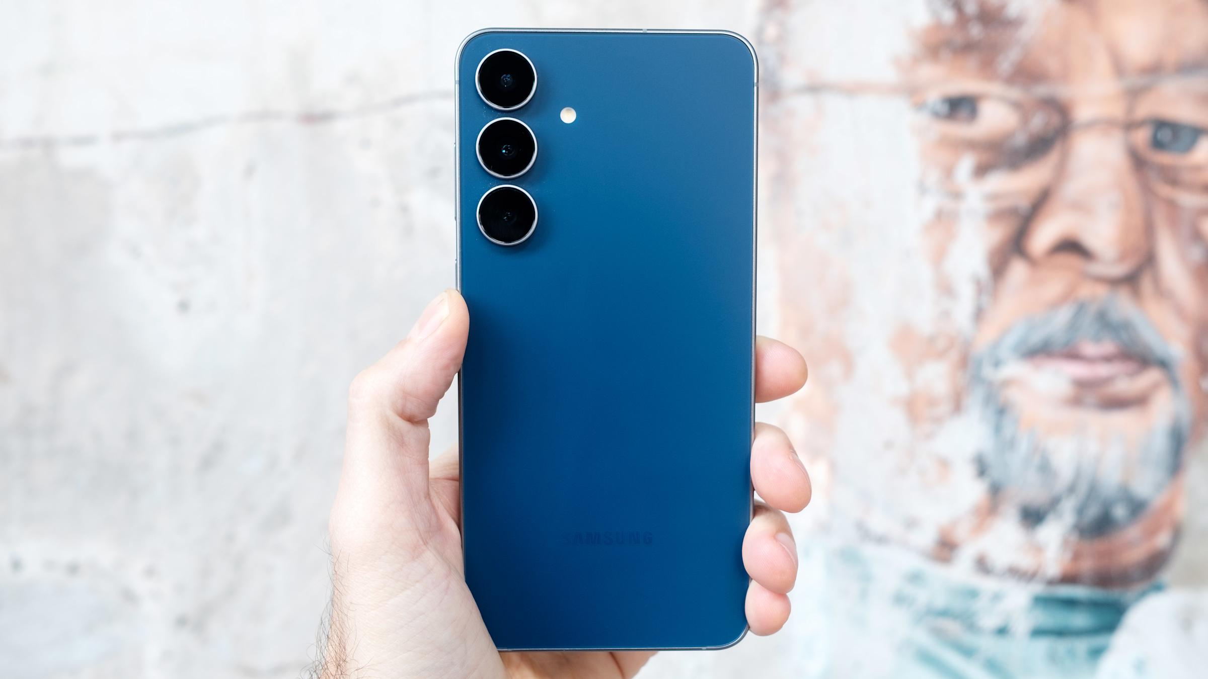Galaxy S25 FE hadir dengan upgrade minim dan desain lawas. Sulit direkomendasikan di harga penuh.